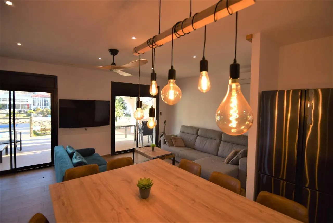 בית נופש הוילה אמפוריבראבה 399-Casa Moderna Con Amarre 14M Y Piscina Privada ספרד