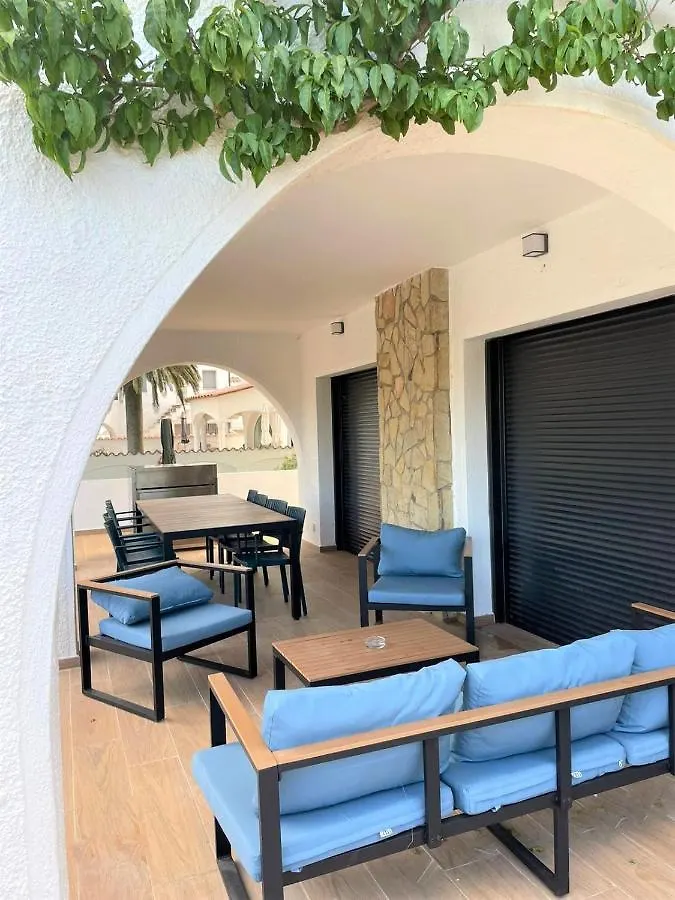 בית נופש הוילה אמפוריבראבה 399-Casa Moderna Con Amarre 14M Y Piscina Privada