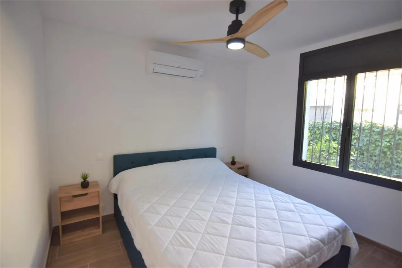 הוילה אמפוריבראבה 399-Casa Moderna Con Amarre 14M Y Piscina Privada בית נופש
