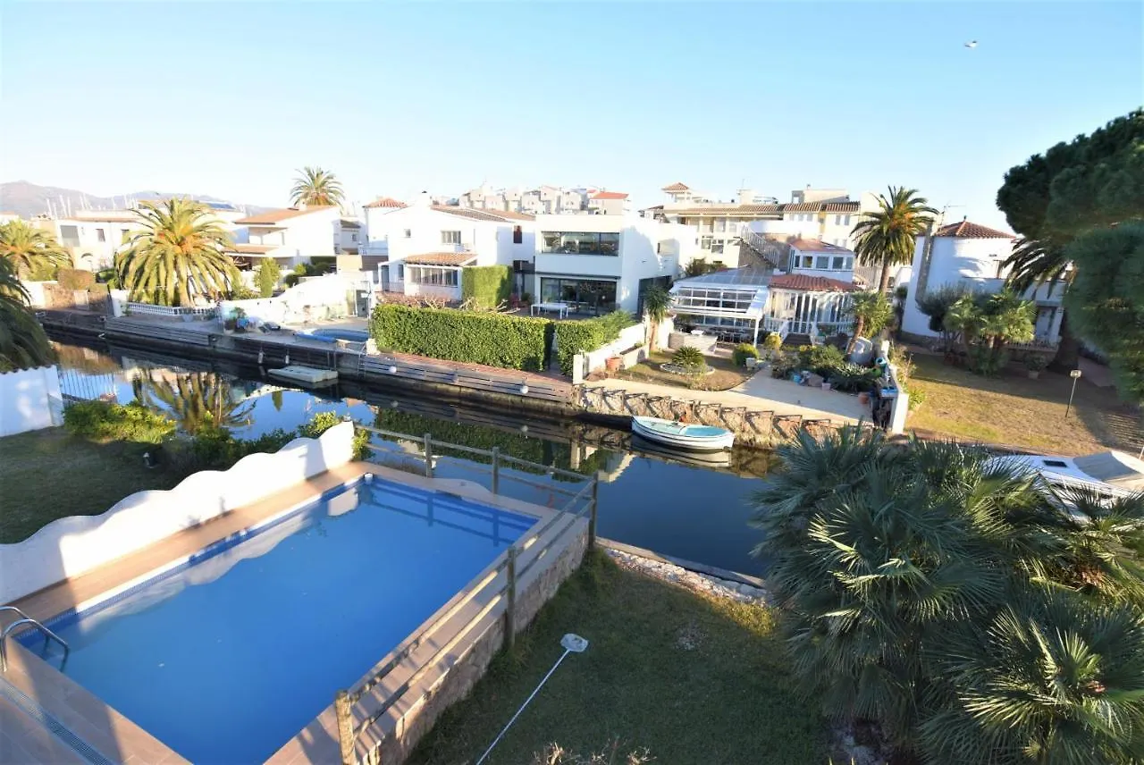 הוילה אמפוריבראבה 399-Casa Moderna Con Amarre 14M Y Piscina Privada 0*,  ספרד