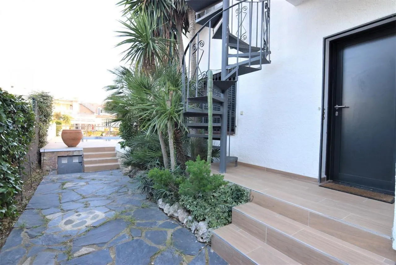 הוילה אמפוריבראבה 399-Casa Moderna Con Amarre 14M Y Piscina Privada בית נופש